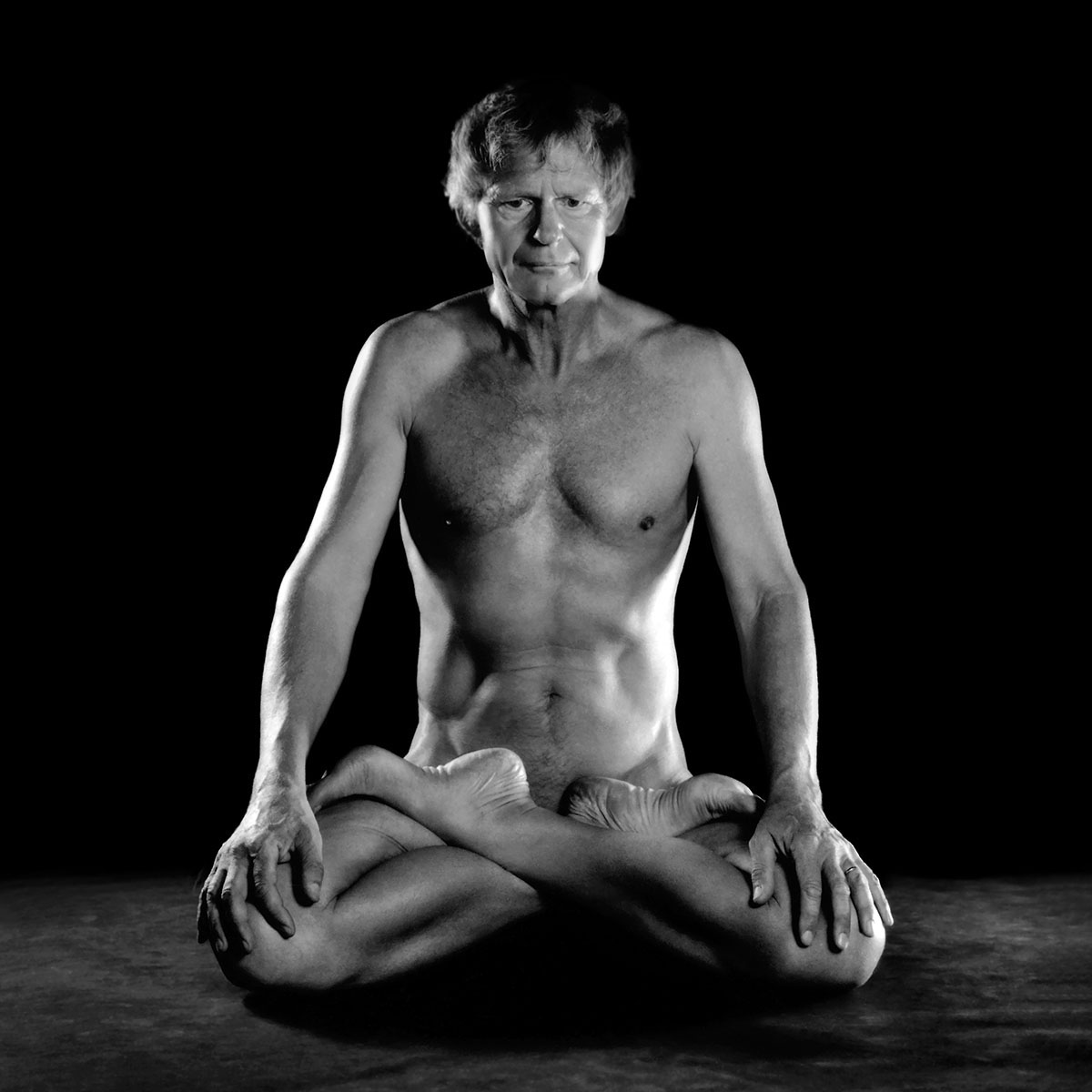 FKK, nackt und frei - Nackt-Yoga - Lotussitz - Padmasana, Erhard Hagebeuker